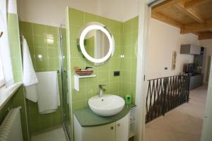 Koupelna v ubytování Casa Luisella - Sala Comacina by LoveComo + 31 fotografií