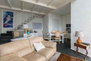 un salon avec un canapé et une salle à manger dans l'établissement Stairway to Heaven - Pianello del Lario by LoveComo, à Pianello Del Lario