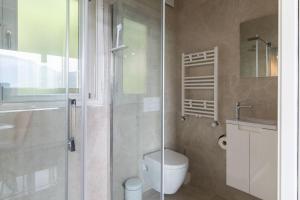 une salle de bain avec toilettes et douche en verre dans l'établissement Stairway to Heaven - Pianello del Lario by LoveComo, à Pianello Del Lario 18 autres photos