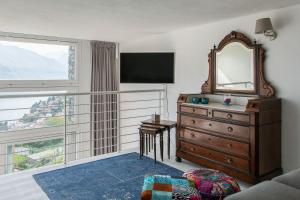 - une chambre avec une commode, un miroir et une fenêtre dans l'établissement Stairway to Heaven - Pianello del Lario by LoveComo, à Pianello Del Lario