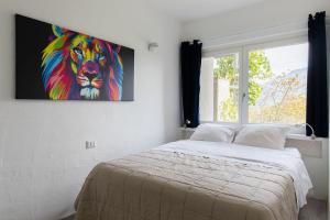 une chambre avec un tableau de lion sur le mur dans l'établissement Stairway to Heaven - Pianello del Lario by LoveComo, à Pianello Del Lario
