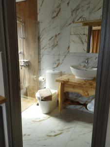 bagno con servizi igienici e lavandino di Oniro PargaTown Luxury Suites a Párga