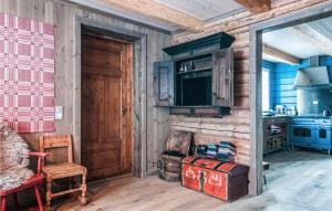 una habitación con chimenea y TV en una casa en Gorgeous Home In Nybergsund With Kitchen, en Nybergsund