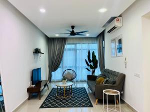 sala de estar con sofá y mesa en Selayang 18 Residences (100mbps Wifi & Netflix) en Batu Caves