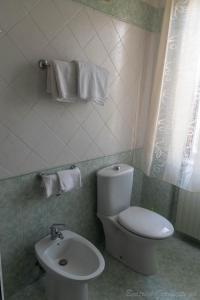 uma casa de banho com um WC e um lavatório em Appartamento per Vacanze Domus Lunae em Luni