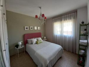 希耶薩的住宿－Apartamento tranquilo cerca de zonas verdes，一间卧室设有一张大床和一个窗户。