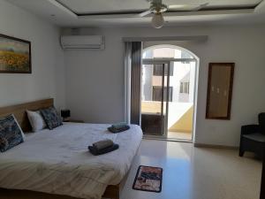 1 dormitorio con 1 cama y ventilador de techo en Nicely Furnished Holiday Apartment in Bugibba, en St Paul's Bay