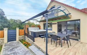 un patio con una mesa y una parrilla en una casa en Lovely Home In Ledinghem With Kitchen en Seninghem