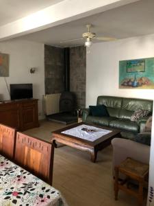 Casa Las Violetas في Altura: غرفة معيشة مع أريكة وطاولة قهوة