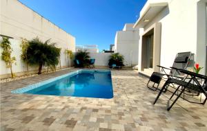 einen Pool auf einer Terrasse neben einem Gebäude in der Unterkunft Lovely Home In Alicante in Ciudad Quesada + 19 Fotos