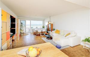 sala de estar con sofá blanco y mesa en The Coastal Residence, en Ostende