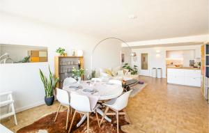cocina y sala de estar con mesa y sillas en The Coastal Residence, en Ostende
