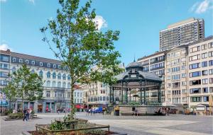 un cenador en medio de una ciudad con edificios en The Coastal Residence, en Ostende