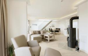 uma sala de estar com mobiliário branco e uma lareira em Sky Suite Eden em Binz