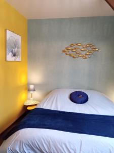 a bedroom with a bed with a blue pillow on it at Studio Mer Centre équestre in Mers-les-Bains