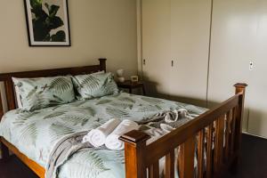 A bed or beds in a room at Lucas Grange Family Holiday Home Ballarat