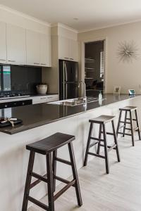 A kitchen or kitchenette at Lucas Grange Family Holiday Home Ballarat