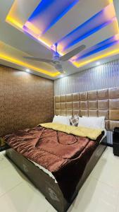 a bedroom with a large bed in a room at HOTEL 11 SWEET ROOMS in Islamabad