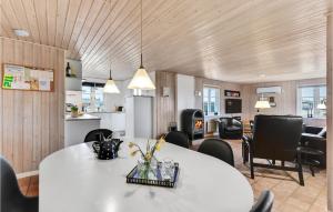 Bjerregårdにある3 Bedroom Gorgeous Home In Hvide Sandeの白い大きなテーブルと椅子が備わる客室です。