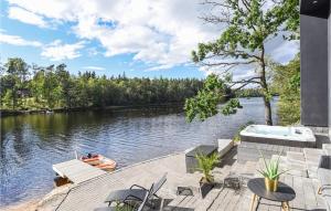 una piscina su un molo accanto a un bacino d'acqua di Amazing Home In Bors With Wifi a Borås