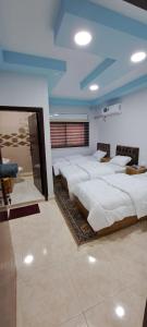 Leen Guest House في وادي موسى: غرفه كبيره فيها اربع اسره