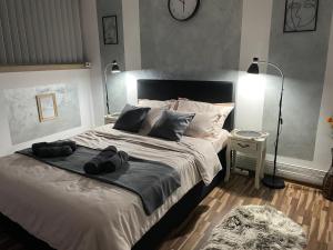 1 dormitorio con 1 cama grande y reloj en la pared en luxury central studio, en Hunedoara