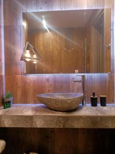 アテネにあるKallimarmaro Cozyのバスルーム(石造りの洗面台、大きな鏡付)