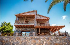 ミラトスにあるAmazing Home In Milatos, Lasithi With 4 Bedrooms, Private Swimming Pool And Outdoor Swimming Poolの石垣上の建物