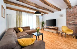 ein Wohnzimmer mit einem Sofa und einem Flachbild-TV in der Unterkunft Amazing Home In Bjelovar With Sauna in Bjelovar