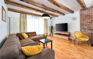 Televízia a/alebo spoločenská miestnosť v ubytovaní Gorgeous Home In Bjelovar With Sauna