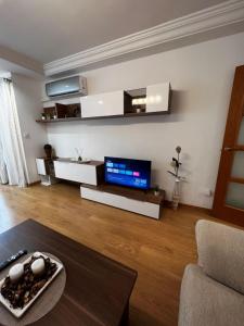 Μια τηλεόραση ή/και κέντρο ψυχαγωγίας στο Beach Apartment