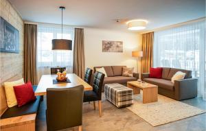 - un salon avec une table et une salle à manger dans l'établissement Stunning Apartment In Klsterle With Heated Swimming Pool, à Klösterle am Arlberg