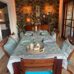 uma mesa de jantar com uma toalha de mesa azul e branca em Harbour View House em Port Elizabeth