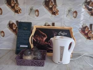 eine Kaffeemaschine und eine Kaffeemaschine auf der Theke in der Unterkunft Razy's in Kakamega