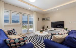 Area tempat duduk di Awesome Home In Polje With House Sea View
