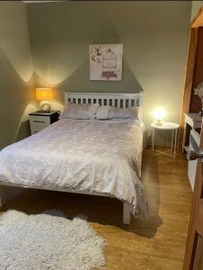 Ένα ή περισσότερα κρεβάτια σε δωμάτιο στο Cosy cottage in Kveldrso Gardens
