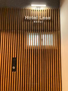 un cierre de una puerta de metal en un edificio en Hotel Less Seoul en Seúl
