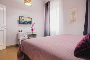 1 dormitorio con cama, mesa y ventana en Apartment for special getaway Nea, en Pula