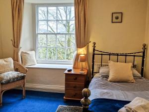 ボウネス・オン・ウィンダミアにあるOld Belfieldのベッドルーム(ベッド1台、窓付)