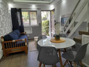 a living room with a table and chairs and a couch at temporada praia do forte cabo frio in Cabo Frio +43 photos