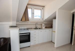 Kuchyň nebo kuchyňský kout v ubytování Attic flat ''Tsoukalas Group''