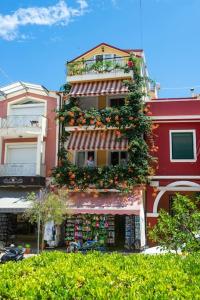 un edificio con flores a un lado. en Attic flat ''Tsoukalas Group'', en Zakynthos