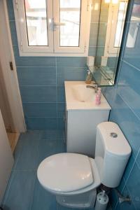 uma casa de banho com um WC branco e um lavatório. em Attic flat ''Tsoukalas Group'' em Zakynthos