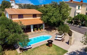 een luchtzicht op een huis met een zwembad bij Nice Home In Palit With Wifi in Mundanije