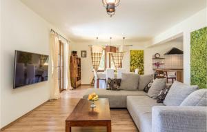 a living room with a couch and a table at Nice Home In Palit With Wifi in Mundanije