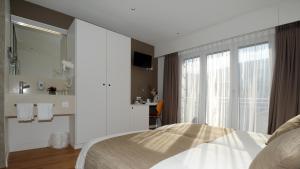Postel nebo postele na pokoji v ubytování Hôtel Elite + 37 fotografií