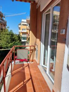 balcón con silla y ventana en Agasweethome Rome Gemelli en Roma