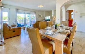 une salle à manger et un salon avec une table et des chaises dans l'établissement Beautiful Home In Orihuela Costa, à Orihuela Costa
