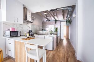 A kitchen or kitchenette at CARTAGENAFLATS, Apartamentos San Francisco