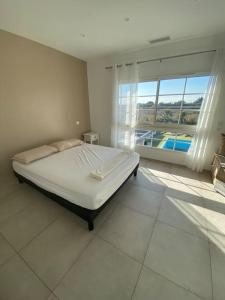 梅茲的住宿－Proche plage ,lumineux, confort et bien situé，一间卧室设有一张床和一个大窗户
